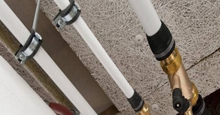 Замена труб водоснабжения в квартире: цена от 2091 руб. - СантехДомПрн